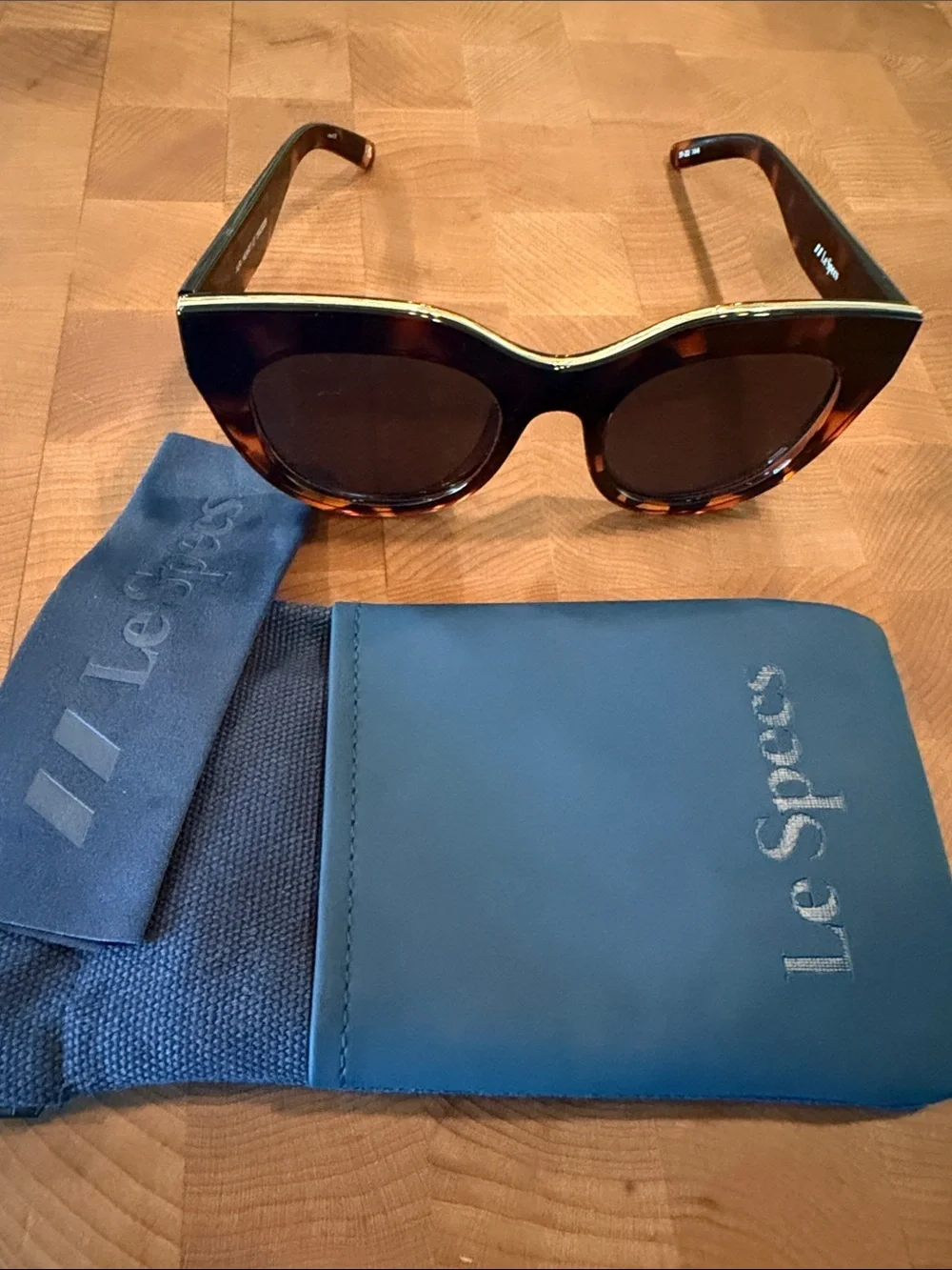 Le Specs Air Heart Tortoiseshell Cat Eye Sunglasses - Women - Excellent conditio